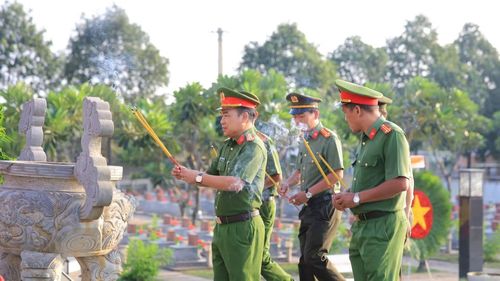 Công an xã Đông Thạnh dâng hoa, dâng hương tưởng niệm tại Nghĩa trang Liệt sĩ Hóc Môn.