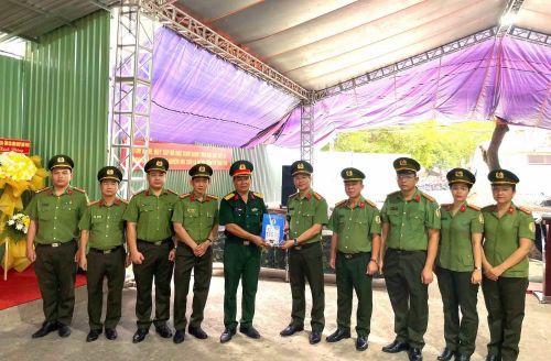Phòng Quản lý Xuất nhập cảnh trao tặng quà động viên lực lượng đang làm nhiệm vụ quy tập hài cốt liệt sĩ tại Công viên Lê Thị Riêng.