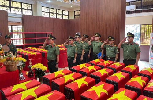 Phòng Quản lý Xuất nhập cảnh dâng hoa, dâng hương tại Công viên Văn hóa Lê Thị Riêng.