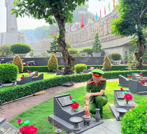 Lãnh đạo, CBCS, các đoàn thể Phòng Cảnh sát hình sự dâng hoa, dâng hương tưởng niệm tại Nghĩa trang Liệt sĩ TP Hồ Chí Minh.