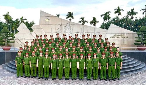 Lãnh đạo, CBCS, các đoàn thể Phòng Cảnh sát hình sự tại Nghĩa trang Liệt sĩ TP Hồ Chí Minh.