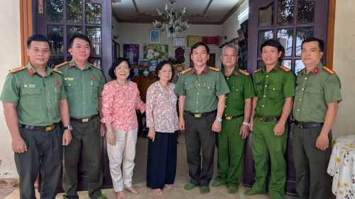 Phòng An ninh chính trị nội bộ thăm hỏi gia đình Liệt sĩ Cao Văn Trang, gia đình đồng chí Lê Văn Bé và Anh hùng LLVTND Thượng tá Trần Thị Mai.