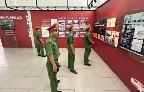 Cán bộ chiến sĩ Phòng Kỹ thuật hình sự sinh hoạt truyền thống tại Di tích lịch sử Nhà tù Phú Lợi.