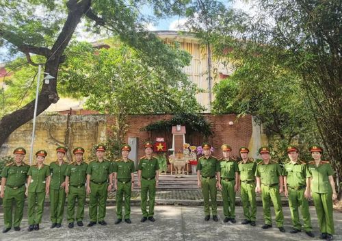 Đảng ủy, Ban Giám thị cùng tập thể CBCS Trại tạm giam Chí Hòa tại Bia tưởng niệm các Anh hùng liệt sĩ (số 324 Hòa Hưng, phường Hòa Hưng).