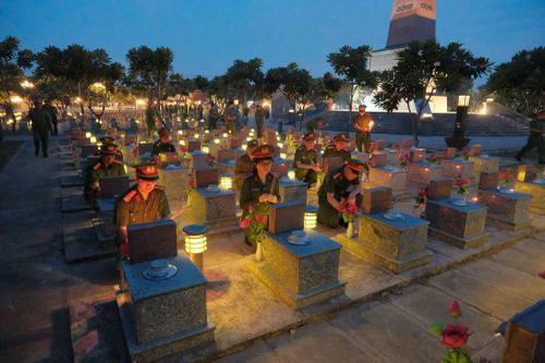 Đoàn thể Văn phòng Cơ quan CSĐT và Công an xã Đông Thạnh tổ chức dâng hương tại Khu tưởng niệm Liệt sĩ Ngã Ba Giồng, thắp nến tri ân tại Nghĩa trang Liệt sĩ Hóc Môn và các nhà bia ghi tên liệt sĩ.