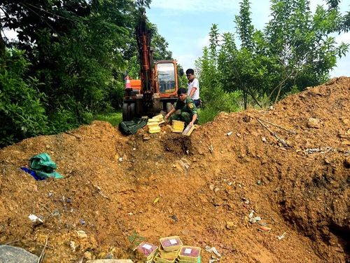 Tiêu hủy tôm hùm đất không rõ nguồn gốc, nhập lậu vào nội địa Lào Cai. Ảnh: Trung Dũng