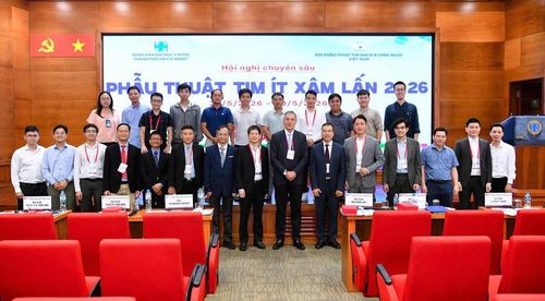 TS BS. Phạm Trần Việt Chương - Khoa Phẫu thuật Tim mạch trình bày kỹ thuật phẫu thuật nội soi xâm lấn tối thiểu điều trị đa van tim tại Hội nghị “Phẫu thuật tim ít xâm lấn