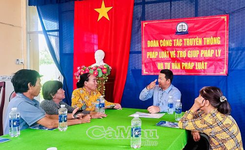 Trợ giúp viên pháp lý Trần Minh Thư tư vấn pháp luật miễn phí cho người dân tại xã Vĩnh Phước.