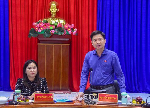 Đồng chí Nguyễn Bình Tân, Ủy viên Ban Thường vụ Tỉnh ủy, Phó Trưởng đoàn chuyên trách Đoàn đại biểu Quốc hội tỉnh, ghi nhận nỗ lực của UBND phường Bạc Liêu trong công tác giải quyết, trả lời kiến nghị của cử tri.