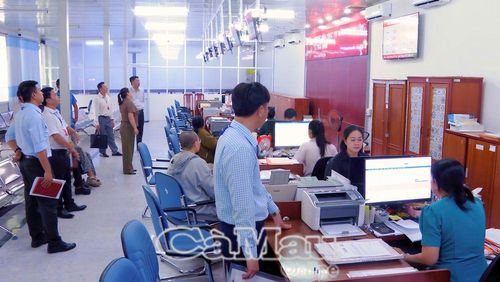 Tổ kiểm tra công vụ và kỷ luật, kỷ cương hành chính tại xã Hòa Bình.