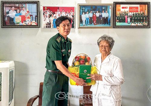 Thượng tá Lê Hoàng On, Phó Chủ nhiệm Chính trị BĐBP tỉnh Cà Mau, thăm hỏi, tặng quà Mẹ VNAH Nguyễn Kim Mai, Khóm 7, phường Tân Thành.
