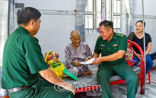 Đại tá Đào Nguyên Hoạt cùng cán bộ Đồn Biên phòng Nhà Mát thăm hỏi, tặng quà gia đình Anh hùng Lực lượng vũ trang nhân dân Trần Văn Sỹ, phường Bạc Liêu.