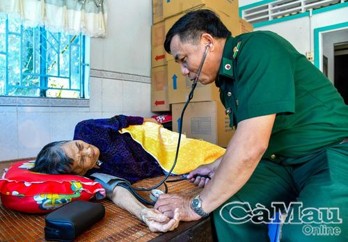 Quân y Đồn Biên phòng Nhà Mát khám bệnh, cấp phát thuốc miễn phí cho vợ Anh hùng Lực lượng vũ trang nhân dân Lý Hữu Trí, phường Bạc Liêu.