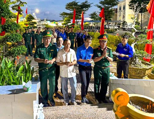 Cán bộ, chiến sĩ các đơn vị BĐBP tỉnh Cà Mau tổ chức thắp nến tri ân, tưởng nhớ công lao to lớn của các anh hùng liệt sĩ trên địa bàn biên giới biển tỉnh Cà Mau.