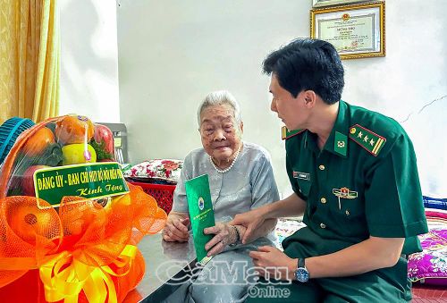 Thượng tá Lê Hoàng On, Phó Chủ nhiệm Chính trị BĐBP tỉnh Cà Mau, thăm hỏi, tặng quà Mẹ VNAH Lê Thị Chi, Khóm 8, Phường Lý Văn Lâm.