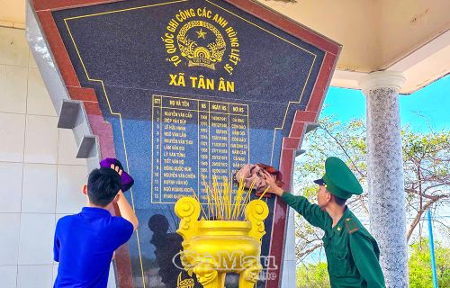 Cán bộ, chiến sĩ Đồn Biên phòng Rạch Gốc phối hợp đoàn viên, thanh niên địa phương làm vệ sinh, chỉnh trang Khu tưởng niệm các Anh hùng liệt sĩ xã Tân Ân.