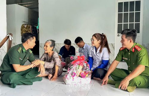  Cán bộ Đồn Biên phòng Cái Đôi Vàm phối hợp chính quyền địa phương thăm hỏi, tặng quà bà Nguyễn Thị Thắng, vợ liệt sĩ, ngụ ấp Tân Quảng Tây, xã Cái Đôi Vàm.
