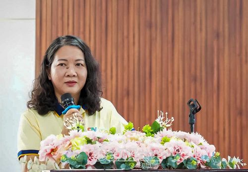 Nhà báo Nguyễn Thị Lâm Anh, Phó Giám đốc Báo và phát thanh, truyền hình Cà Mau, trao đổi về “Kỹ năng viết cho báo điện tử”.