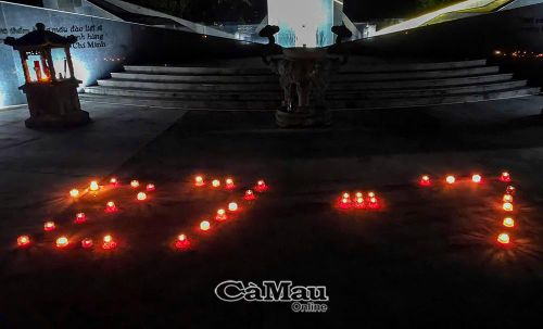  Mỗi ngọn nến lung linh được các trẻ thắp lên là một tấm lòng tri ân và thông điệp quyết tâm tâm của tuổi trẻ hôm nay.