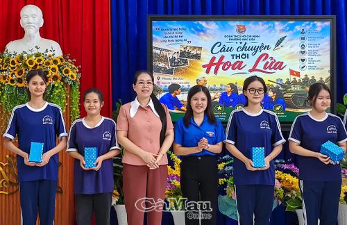  Bà Đoàn Hồng Lĩnh, Chủ tịch Ủy ban MTTQ Việt Nam phường Bạc Liêu và chị Bùi Ngô Trúc Nhi, Bí thư Đoàn phường Bạc Liêu trao quà cho đoàn viên - thanh niên tham gia trả lời câu hỏi về kiến thức lịch sử tại chương trình.
