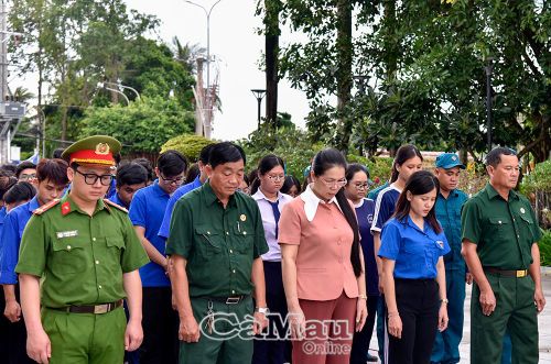 Tại Đài tưởng niệm các anh hùng liệt sĩ, đại biểu và tuổi trẻ phường Bạc Liêu dành phút mặc niệm, tưởng nhớ công ơn các thế hệ cha ông đã anh dũng chiến đấu, hy sinh vì độc lập, tự do cho dân tộc.