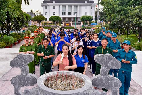 Đại biểu và đoàn viên - thanh niên dâng hương tại Đài tưởng niệm các Anh hùng liệt sĩ.