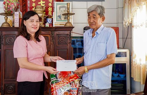 Phó Chủ nhiệm Uỷ ban Kiểm tra Tỉnh uỷ Cà Mau Huỳnh Út Mười thăm, tặng quà tri ân ông Trương Thành Nông.