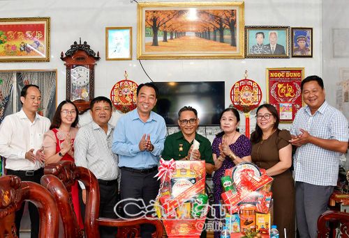 Chủ tịch UBND tỉnh Lữ Quang Ngời cùng đoàn công tác trao quà tri ân ông Trần Văn Thưởng.