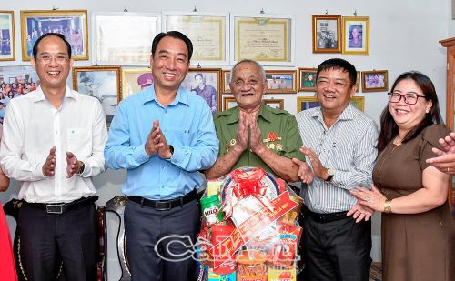 Chủ tịch UBND tỉnh Lữ Quang Ngời cùng các thành viên trong đoàn trao tặng quà đến thương binh Phạm Thanh Danh.