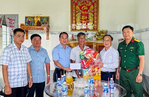 Phó Chủ tịch HĐND tỉnh Phan Hoàng Vũ trao quà tri ân thương binh Võ Thanh Vân.