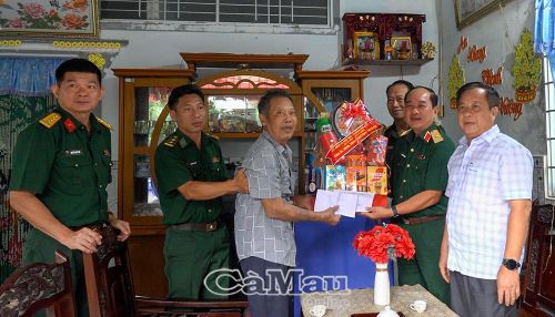 Đoàn công tác thăm, tặng quà ông Huỳnh Anh Đấu, thương binh 2/4 (Ấp 13).