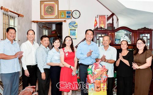 Đồng chí Lữ Quang Ngời cùng đoàn công tác trao quà tri ân ông Trịnh Hoà Lợi.