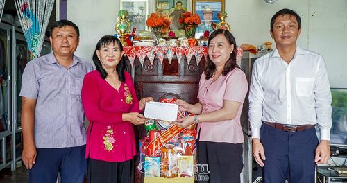 Đồng chí Huỳnh Út Mười, Phó Chủ nhiệm Uỷ ban Kiểm tra Tỉnh uỷ Cà Mau, tặng quà tri ân bà Nguyễn Thị Ngọc Thạch.