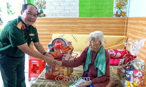 Thiếu tướng Nguyễn Văn Ngành ân cần thăm hỏi sức khoẻ Mẹ VNAH Lý Thị Lễ.