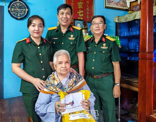  Đoàn công tác thăm, tặng quà Mẹ VNAH Bùi Thị Phận.