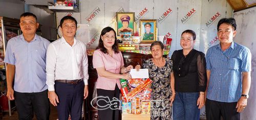 Đồng chí Huỳnh Út Mười thăm, tặng quà bà Nguyễn Thị Hồng Lan.