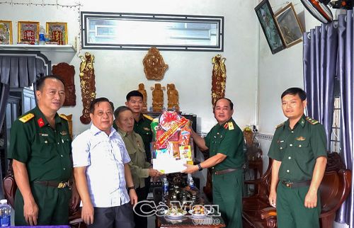  Đoàn công tác thăm, tặng quà ông Phan Văn Hoà, thương binh 3/4 (Ấp 8).