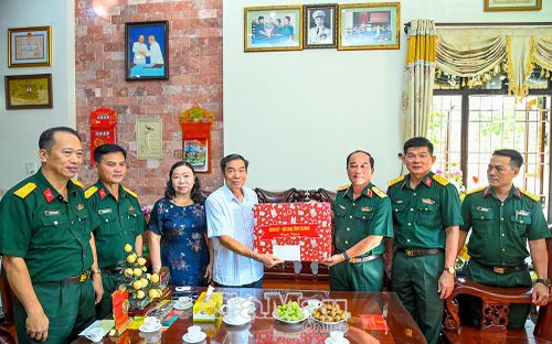 Thiếu tướng Nguyễn Văn Ngành, Chỉ huy trưởng Bộ CHQS tỉnh Cà Mau, thăm, tặng quà tri ân Thiếu tướng Phạm Hoàng Sâm.