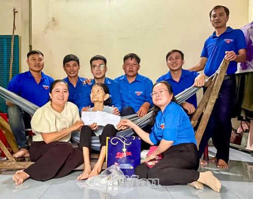 Đại diện Trung tâm Bảo trợ xã hội tỉnh Cà Mau và đoàn viên, thanh niên đến thăm, trao quà tri ân bà Nguyễn Thị Phương (xã Trí Phải).