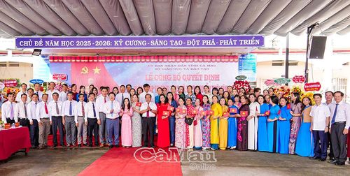 Đội ngũ giáo viên được bố trí, sử dụng hợp lý sau khi sắp xếp mạng lưới trường lớp, góp phần nâng cao chất lượng giảng dạy. (Ảnh chụp tại Lễ trao quyết định tổ chức lại Trường THCS Nguyễn Thái Bình thành Trường THCS và THPT Nguyễn Thái Bình, phường Tân Thành) Ảnh: