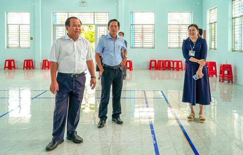 Đồng chí Nguyễn Minh Luân, Ủy viên Ban Thường vụ Tỉnh ủy, Phó Chủ tịch UBND tỉnh (bìa trái), cùng Phó Giám đốc Sở GD&ĐT Cà Mau Tạ Thanh Vũ khảo sát cơ sở vật chất trường học, chuẩn bị phương án sắp xếp, quy hoạch mạng lưới giáo dục phù hợp với điều kiện thực tế. (Ảnh chụp tại Trường Tiểu học Vương Nhị Chi, Xã Nguyễn Phích) Ảnh: