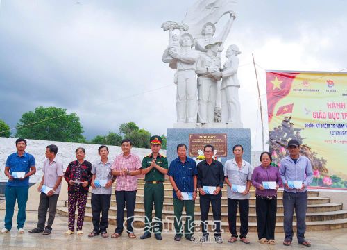 Đại diện Ban Quản lý dự án 166 (Bộ Quốc phòng) trao 18 suất quà cho các gia đình chính sách, người có công với cách mạng trên địa bàn xã Hưng Mỹ.