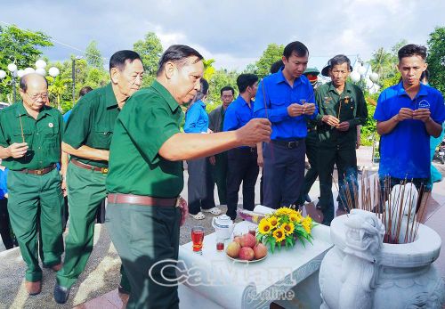 Đại biểu dâng hương tưởng niệm các Anh hùng liệt sĩ tại Khu Di tích lịch sử Tỉnh đội Xẻo Trê.