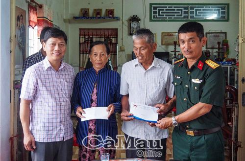 Đại tá Hoàng Duy Cường, Phó Giám đốc Ban Trường Sơn Nam - Binh đoàn 12, cùng lãnh đạo xã Khánh Bình thăm, tặng quà gia đình liệt sĩ Văn Công Giang.
