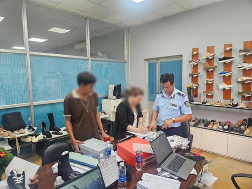 Lực lượng chức năng Việt Nam đã phát hiện một cơ sở sản xuất số lượng lớn giày mang dấu hiệu giả mạo các nhãn hiệu Nike, Nike Air và Air Jordan.