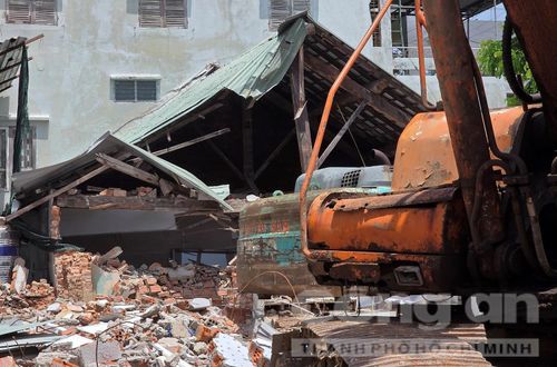 Việc thi công tháo dỡ công trình, tài sản tại thửa đất 25 đường Trần Quý Cáp (Đà Nẵng) gây sập, nứt các nhà dân xung quanh.