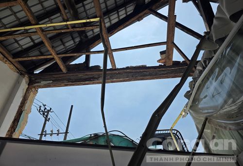 Bên trong mái căn nhà bị sập ở sát công trình.