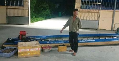  Ông L.V.E. cùng tang vật liên quan đến hành vi sử dụng công cụ kích điện để khai thác thủy sản trái phép. Ảnh: Công an xã Định Thành. 