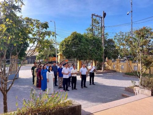 Hoạt động diễn ra trong không khí trang nghiêm, xúc động và lan tỏa mạnh mẽ giá trị truyền thống tốt đẹp...