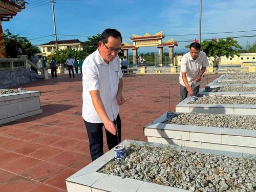 Các đồng chí lãnh đạo cùng toàn thể đại biểu đã đến từng phần mộ liệt sĩ để thắp những nén hương tri ân...